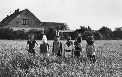 Künstlerinnengruppe Erfurt am Kunsthof Lietzen, 1989 v.l.n.r.: Verena Kyselka, Ina Heyner, Gabriele Göbel, Tely Büchner, Gabriele Stötzer, Monika Andres Archiv ExterraXX